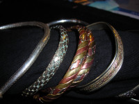 bracelet et broche collier en pierre