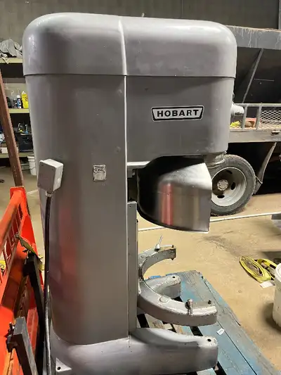 Hobart industrial mixer, Model M – 802 All features work, Has been refurbished new motor and relays....