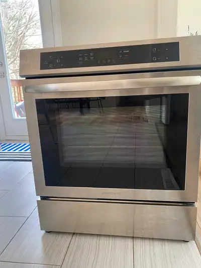 Cuisinière Frigidaire en inox avec plaque induction et four convection. Modèle : FCFI308CAS Achetée...