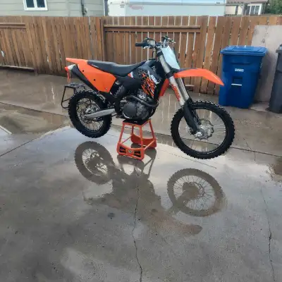 2009 ktm 450 sxf Electric start with new battery Hydraulic clutch Newer tires Only has 43 hrs total...