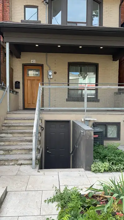 college and Spadina room for rent