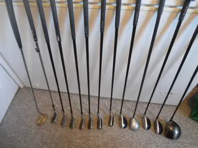 SET OF MEN'S LEFT HANDED GOLF CLUBS INCLUDING GOLF BAG, View more