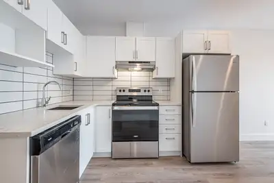 4 1/2 DISPO - DECARIE | FURNISHINGS INCLUDED