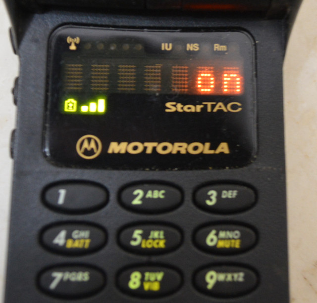 MOTOROLA STARTAC FLIP PHONE with chargers in Cell Phones in Edmonton - Image 3