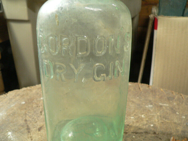 plusieurs bouteille de gin antique a différent prix dans Art et objets de collection  à Lanaudière - Image 2