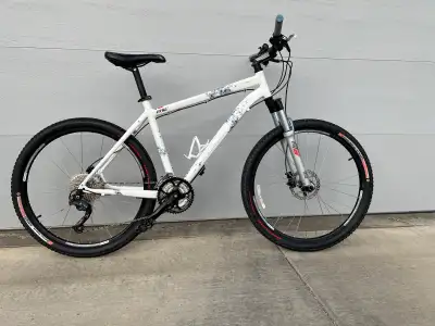 Specialized Myka mountain bike in excellent condition. Recent tuned and ready to ride. Recreational...
