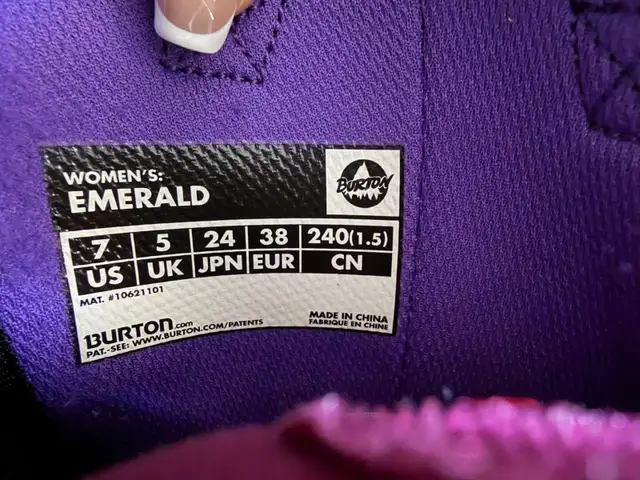 Women’s Burton Snowboard Boot in Snowboard in Vancouver - Image 3