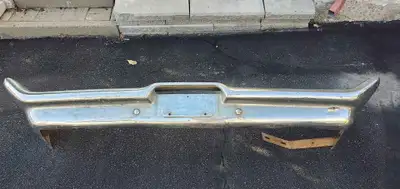 Bumper Avant Pour Chrysler saratoga En bonne condition...très solide mais a rechromer Pour model New...