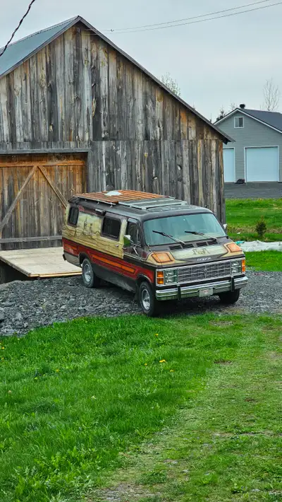 Magnifique dodge b200 de 1979 à vendre. La mecanique va super bien dessus. Beaucoup de réparations v...