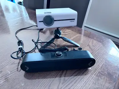 Mini projecteur 2,4G et 5G, double bande, Bluetooth, Wifi. J’ajoute le speaker d’appoint inclus.