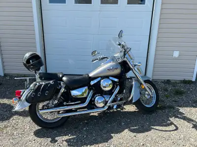 Looking to sell my 2005 Kawasaki Vulcan classic 1500. It has around 43,000 KM on it. Put a new front...
