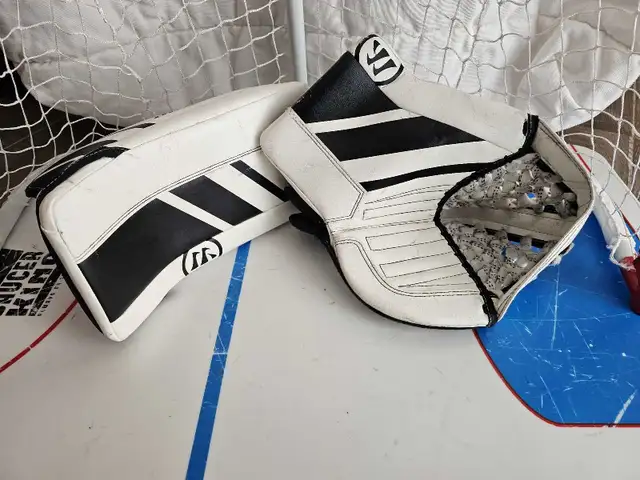 Warrior R/GT2 junior blocker and glove in Hockey in Calgary - Image 2