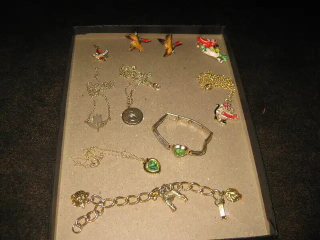 ÉPINGLETTE - BIJOUX - BRACELETS  FITBIT - COFFRES BIJOUX in Arts & Collectibles in Laval / North Shore - Image 4