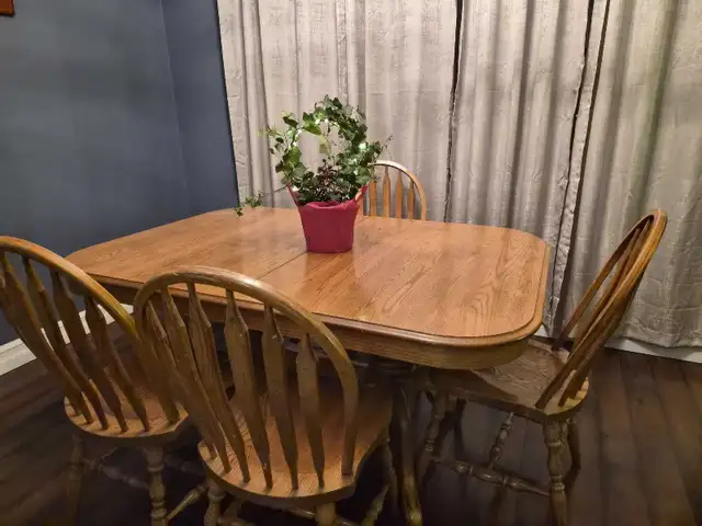 Wooden dining room set in Dining Tables & Sets in Edmonton - Image 4