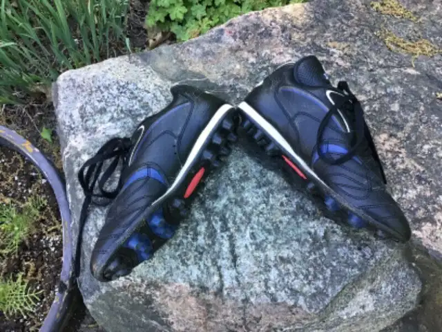Spaulding soccer shoes in Soccer in Gatineau - Image 2