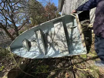 Boat is in great condition. Light weight and easy to move.