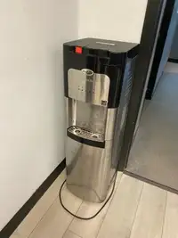 Free water dispenser 