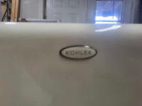 Évier double de fonte émaillé de marque Kohler. 