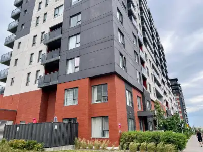 Bright 4 1/2 Corner Unit with Indoor Parking – Steps from Metro