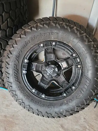 Selling a full set of 5 rugged terrain tires (LT305/70R18 126/123R) mounted on stylish Fast HD Serie...