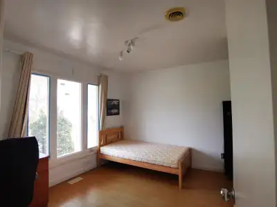 Safe and convenient community. Bell fiber optic high-speed internet. Two rooms for rent, either a si...