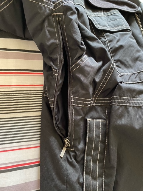 90'S VINTAGE MEN'S BLACK DESCENTE SKI JACKET in Men's in Downtown-West End - Image 10