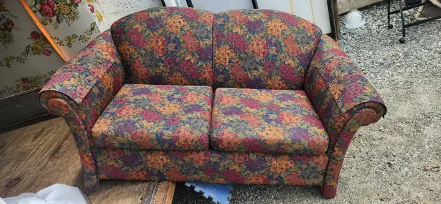 1x sofa divan 2 places in Couches & Futons in Thetford Mines - Image 3