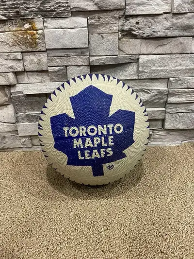Show your team spirit with this official Toronto Maple Leafs NHL basketball! Whether you’re a die-ha...