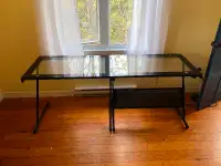 Deux tables en vitre, parfait pour bureau de maison