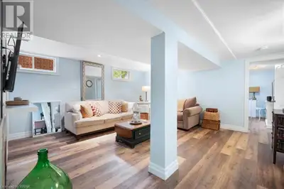 Private basement apartment in a bungalow, suitable for 1 person in the Lakeshore South area of Water...