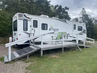 2007 31 FT. Travel Trailer. 1 Queen bed, 1 pull-out coach. 2power slide outs. 2 way fridge. Propane...