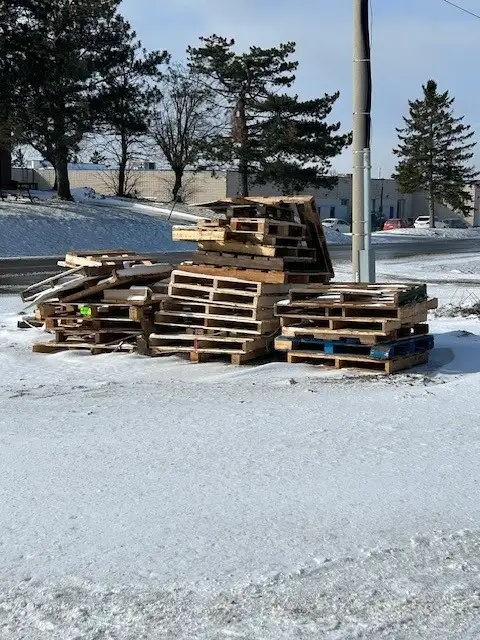 Free scrap wooden pallets limited quantity left in Other in Barrie - Image 2