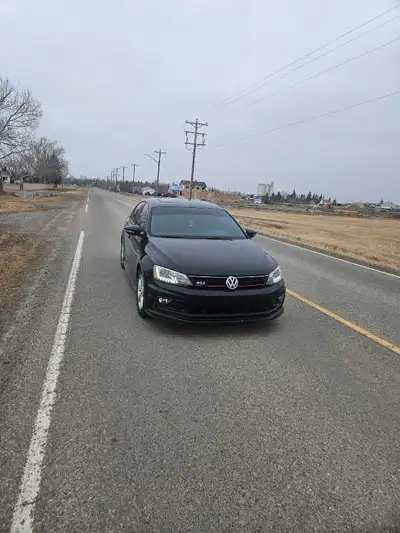 Selling my 2016 jetta It has remote starter Leather seats and heated seats Message me for more detai...