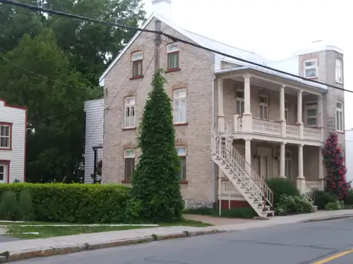 CHAUFFÉ, ÉCLAIRÉ, CLIMATISÉ ET DÉNEIGÉ (La totale moins Internet). RARE SUR LE MARCHÉ - GRAND 7 ½; 2...
