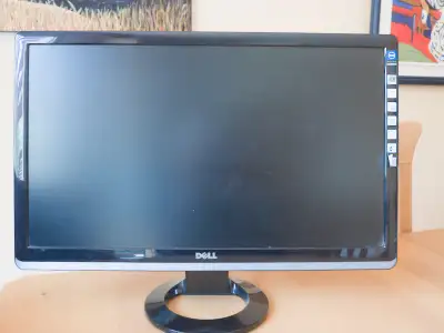 Écran d'ordinateur Dell 24 pouces. Fonctionne très bien. $25. (comptant) et je ne fais pas de livrai...