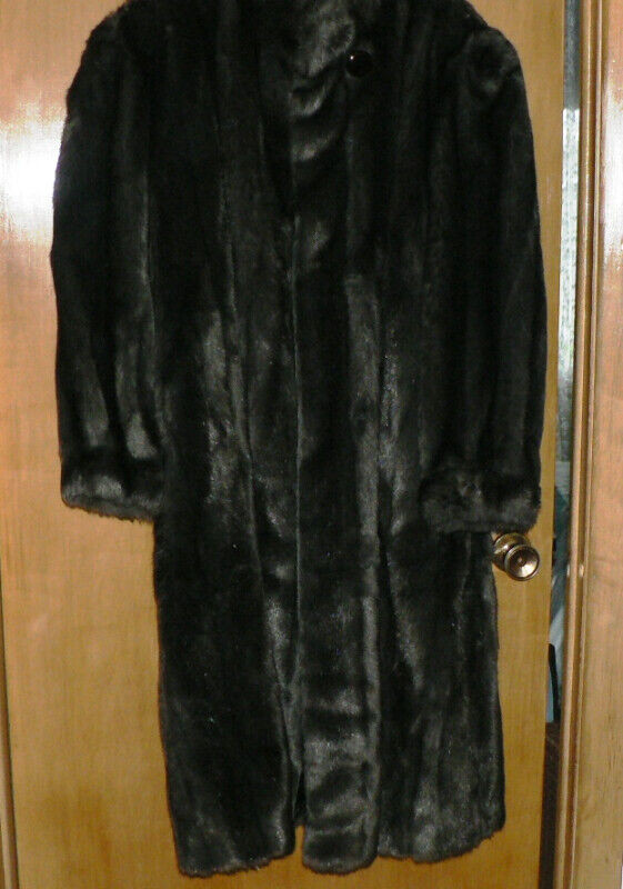 Manteau Sirbain dans Femmes - Hauts et vêtements d'extérieur  à Granby - Image 2