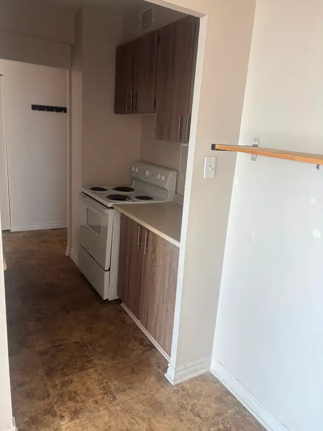 Urgent: cession de bail dès 1 nov. 3 1/2 avec balcon/ Piscine in Long Term Rentals in City of Montréal - Image 6