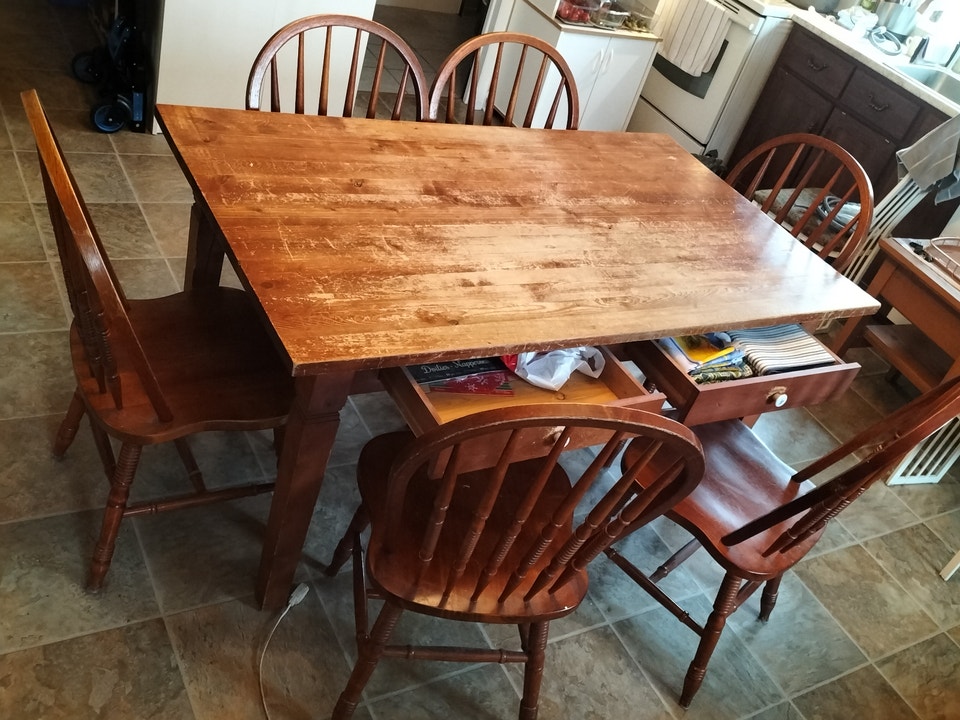 Grande table en vrai bois d'artiste + 6 chaises en bois | Dining Tables ...