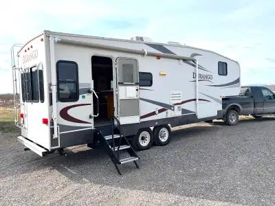 Very clean and exceptionally well cared for 5th wheel. Mostly stored indoors and owned by non-drinki...