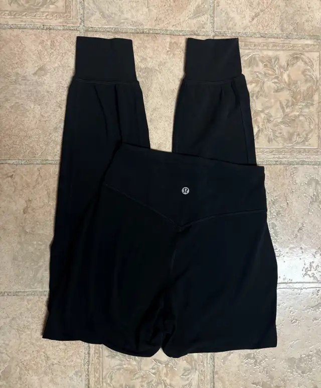 lululemon black align joggers in Women's - Bottoms in Medicine Hat - Image 2