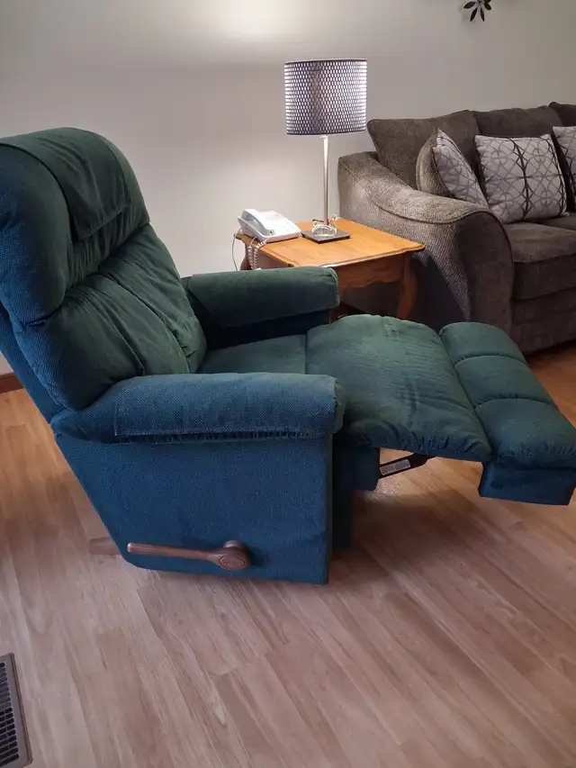 For Sale Quality Lazy Boy Recliner $500 (519 443 7965) in Couches & Futons in Norfolk County - Image 4