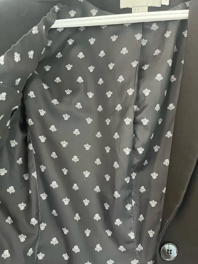 H&M Blazer in Women's - Tops & Outerwear in City of Toronto - Image 5