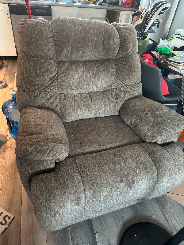 Brown recliner (Cat and dog family) in Chairs & Recliners in Thunder Bay