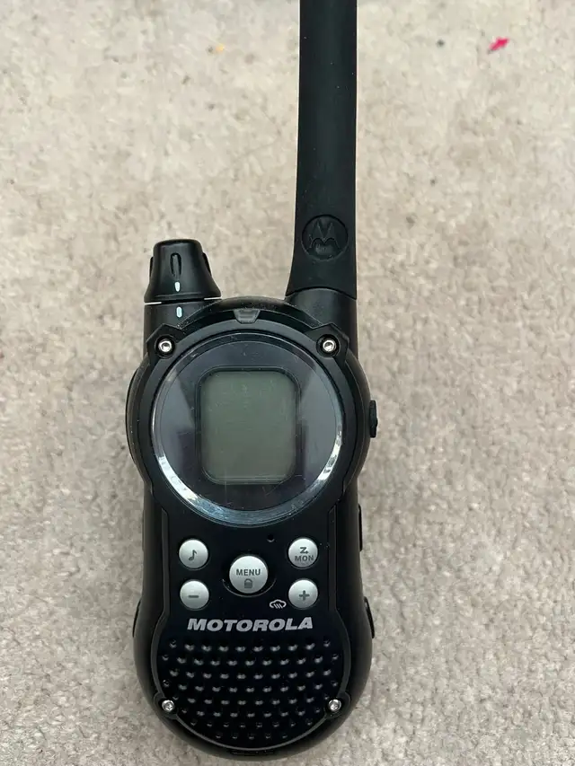 Motorola Talkabout T9500 Walkie Talkies (Set of 4) in General Electronics in Oakville / Halton Region - Image 4