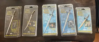Enhance your collection with this set of authentic United Cutlery Lord of the Rings 1/3 scale miniat...
