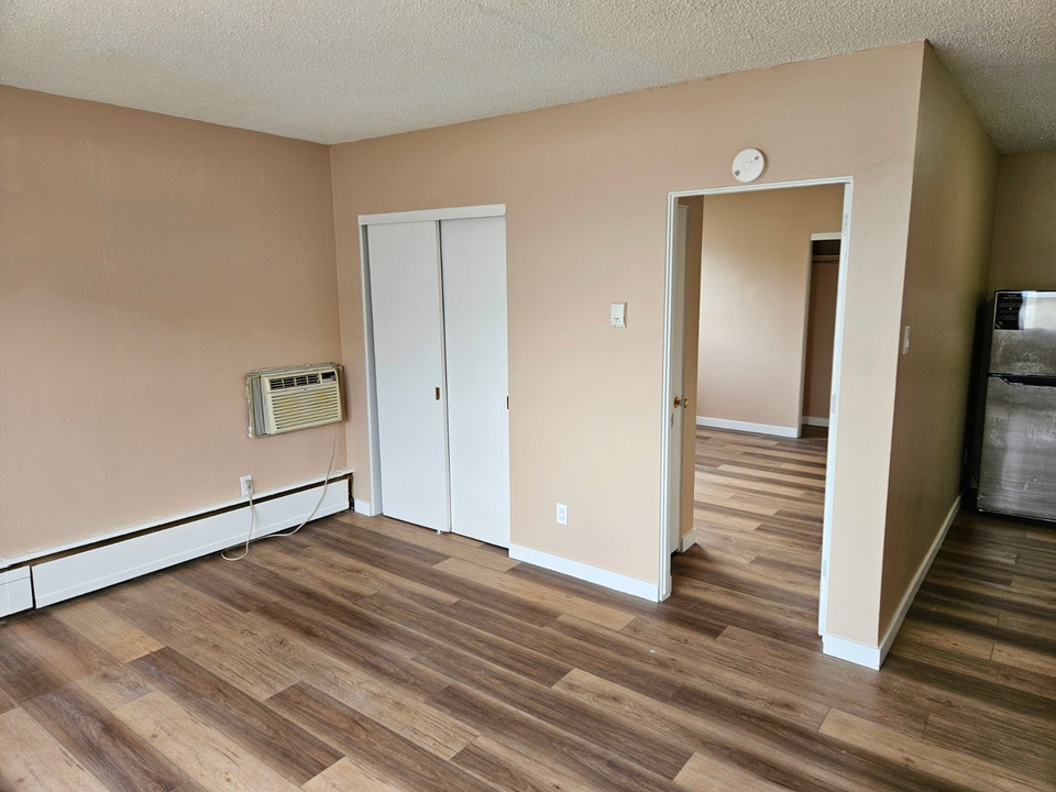 1 bedroom apartment $1,100.00 at 2115 7th Street East 4