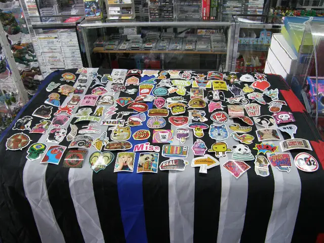 Petit Collant Sticker en Tout Genre Scrapbooking 1$ Chacun in Hobbies & Crafts in Québec City - Image 2