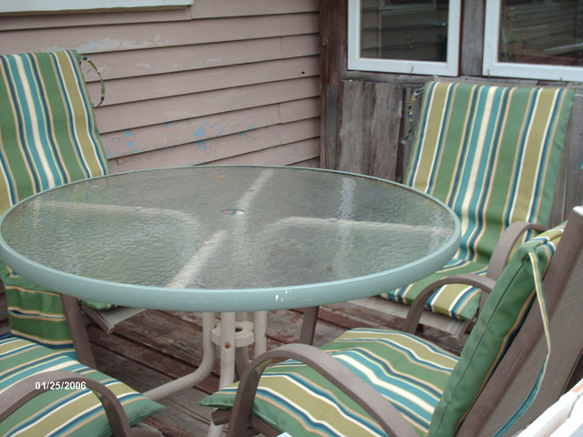 Swing Seat/ 4 Chairs and Table/Picnic Table in Patio & Garden Furniture in Trenton - Image 4