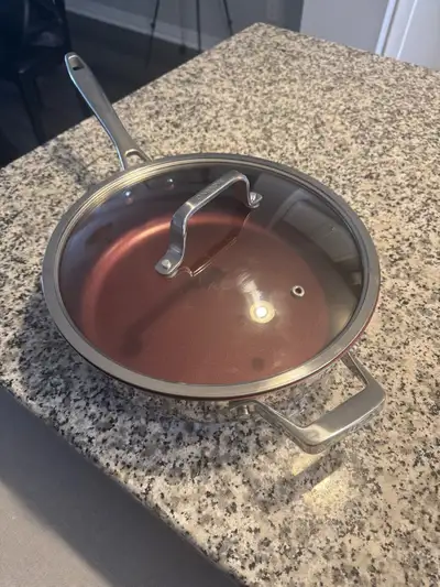 Paderno non stick skillet with glass cover. Brand new never used. 11” diameter. 3” deep.