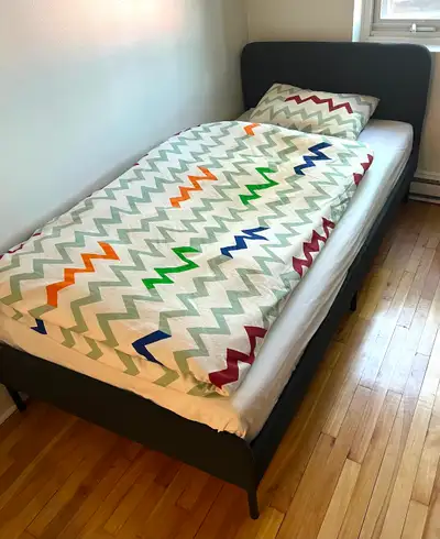 Lit simple IKEA avec matelas, View more